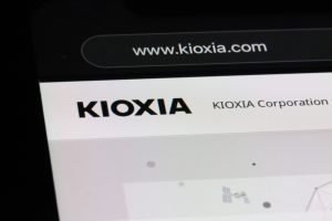 キオクシアQ1決算まとめ｜売上415.5%増、1対3の株式分割へ